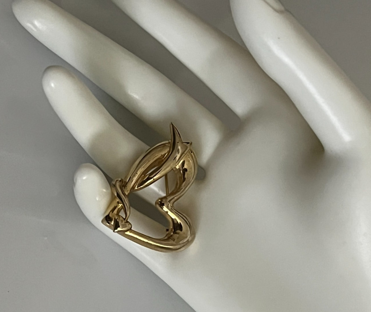 💛 VNTG GOLDTONE OPEN HEART BROOCH • RIBBON‑ARROW SWIRL DESIGN