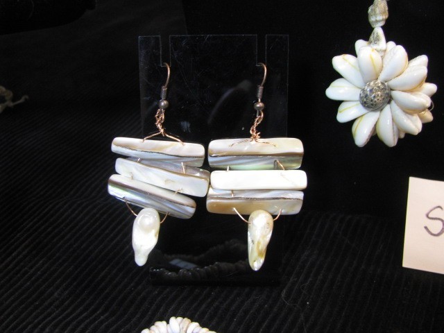 LOT S13 – 7 pc NATURAL LONG SEA SHELL JEWELRY with ARTISAN FLARE Flower puka