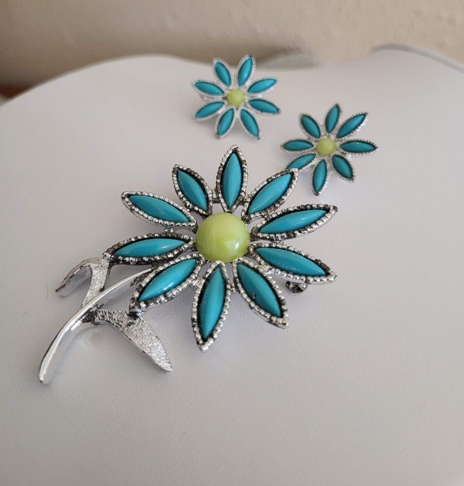 Vtg Sarah Coventry 1971 “DAISY TIME” Silver Tone Brooch Pin Clip-on Earrings Set