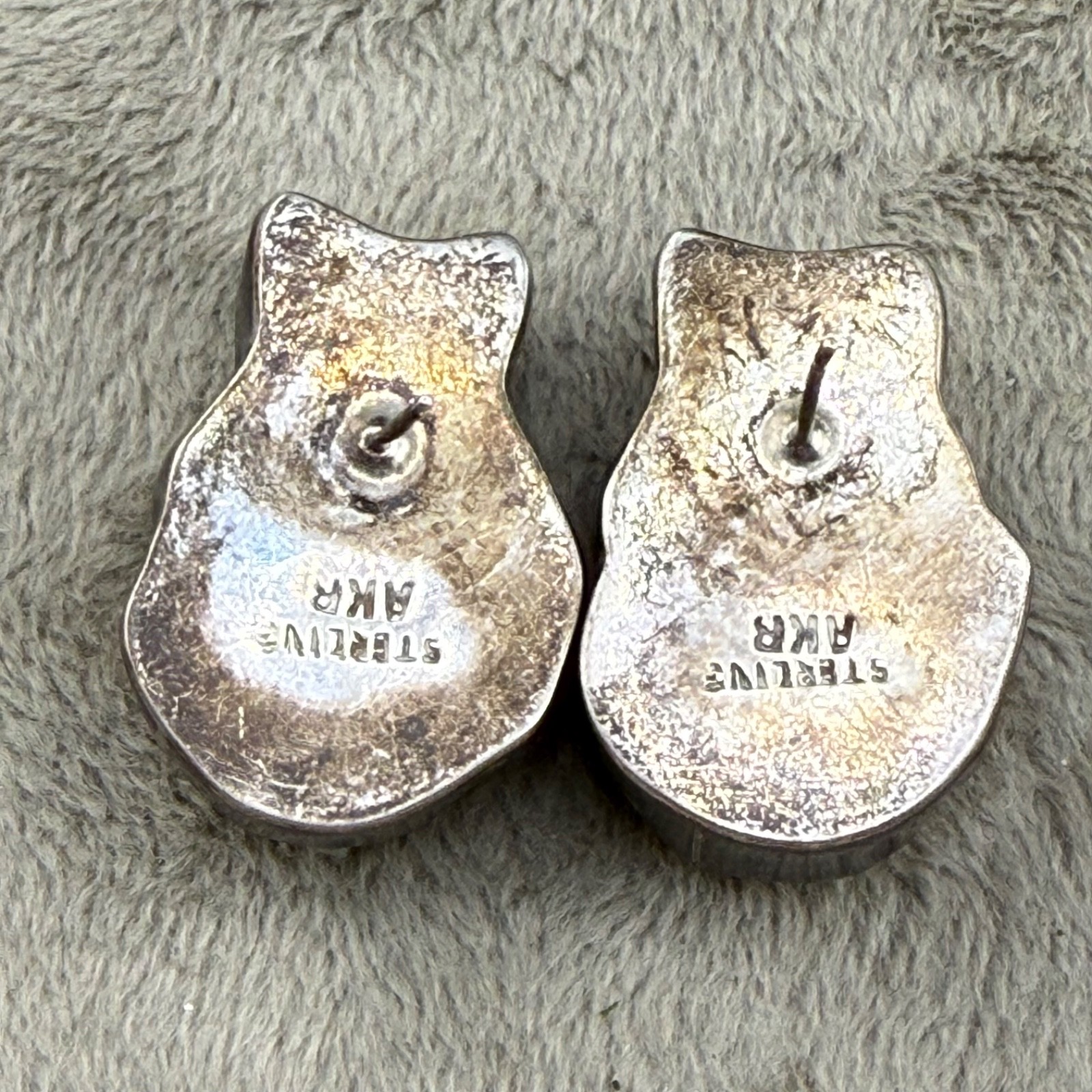 Amy Kahn Russell Sterling Silver Cat Earrings Pierced Carved Hand Made