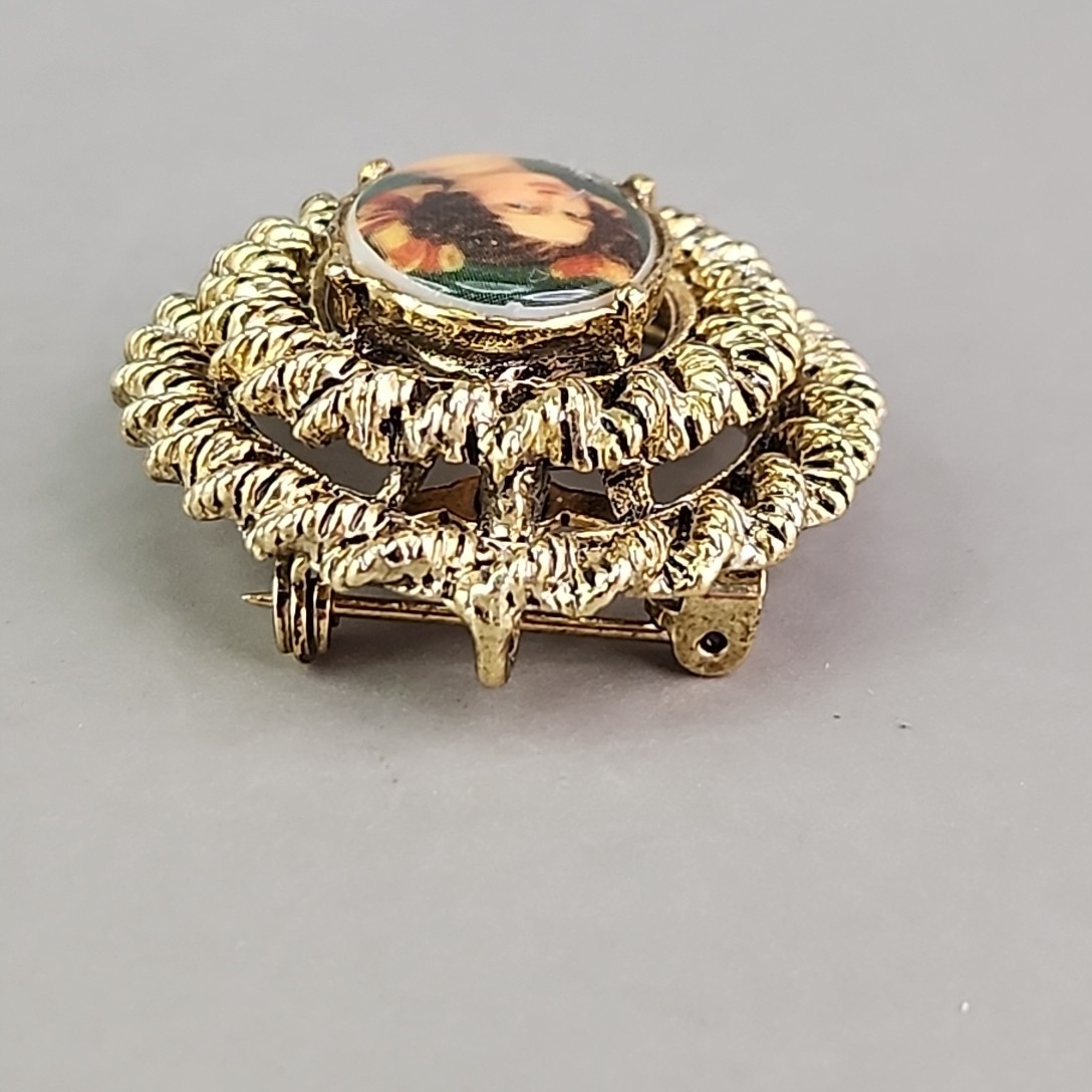 Vintage Cameo Brooch Pendant Lady Portrait Oval Gold Tone Textured Domed 1.5″