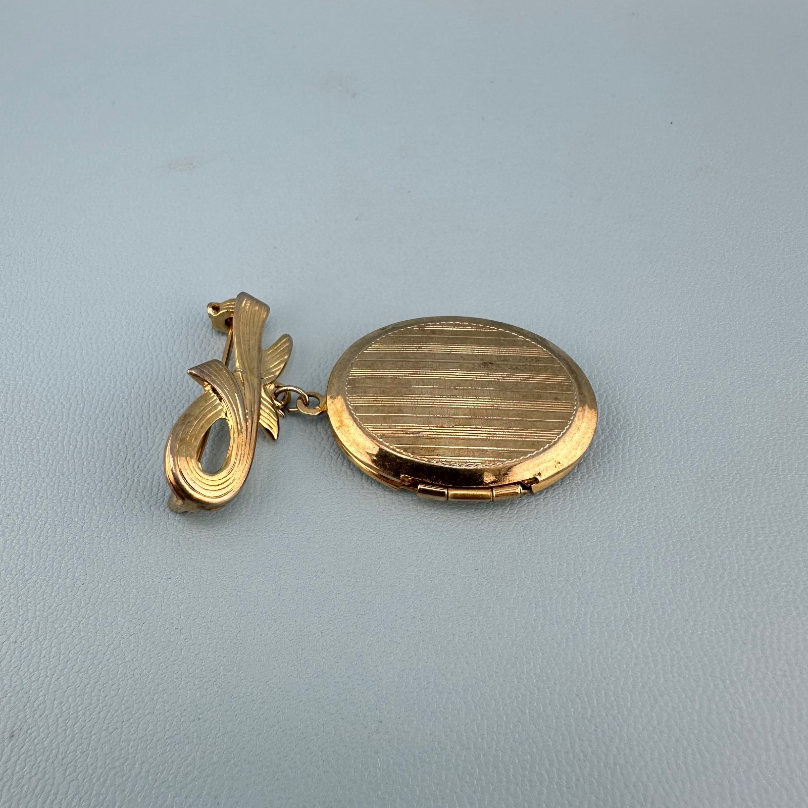 Vintage Photo Locket Brooch Pin Gold Tone Etched Stripe Dangle Bow Ribbon 1.75″