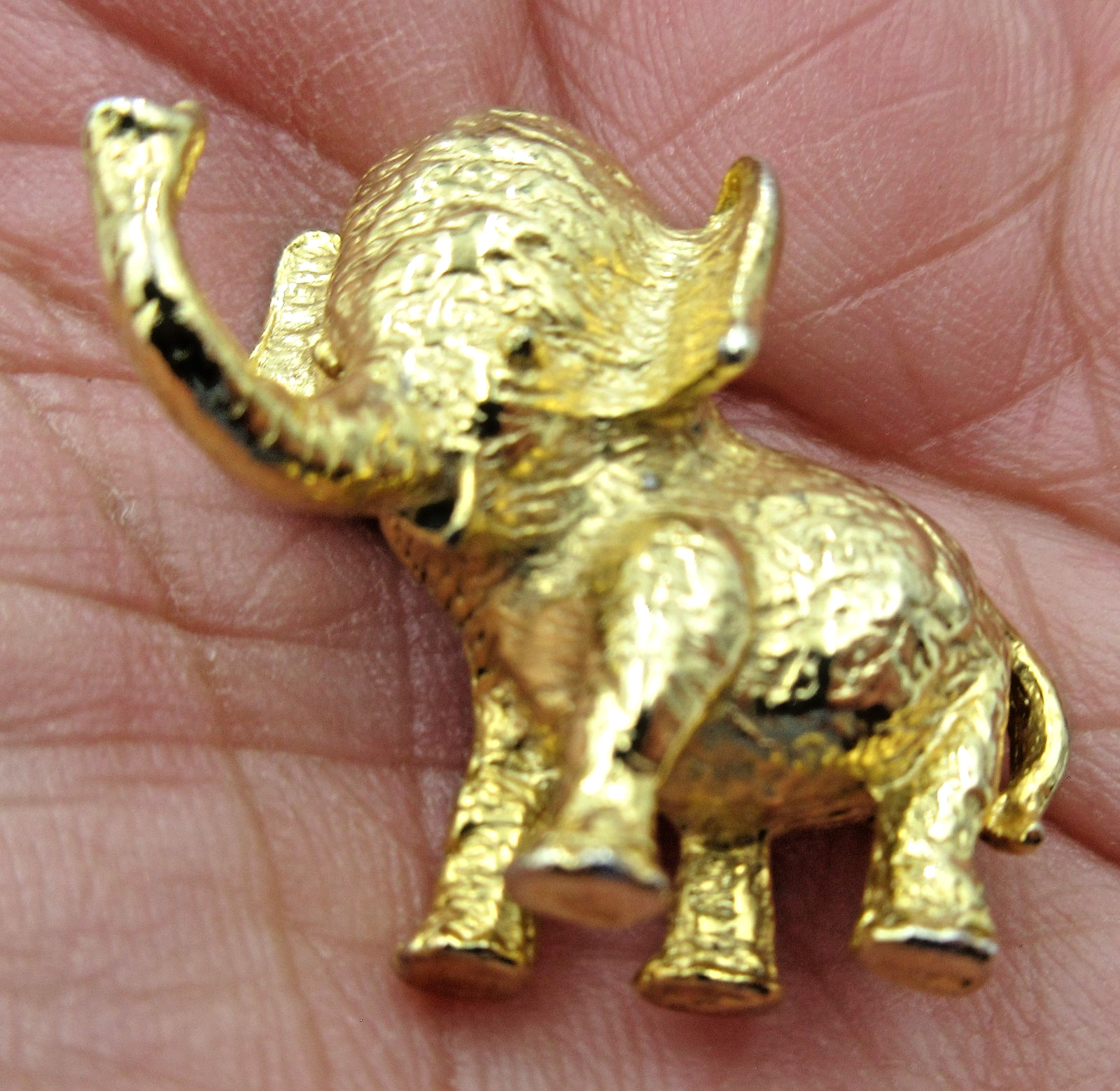 VTG nice condition Elephant Brooch Pin textured gold tone jungle safari animal