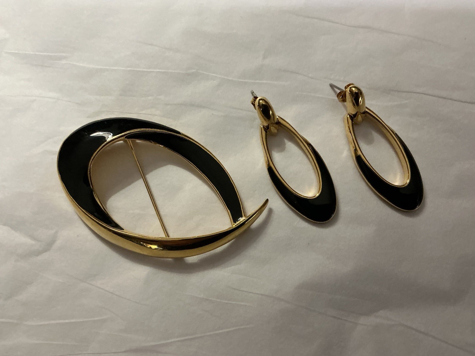 Vtg Trifari 2.5”Brooch 1.75”Earrings Set GoldT BlkCold Enamel Modernistic 1980s