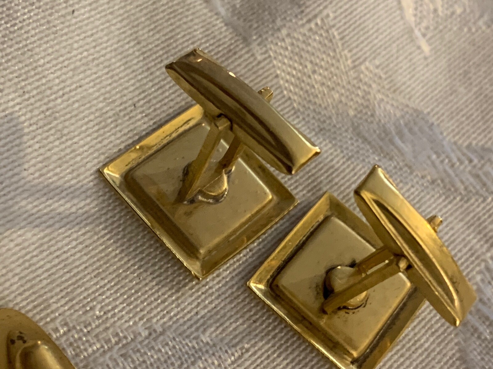 CUFF LINKS CLIP TIE CLIP GOLD COLOR W/ FAUX OPAL CENTERS GREAT VINTAGE SET