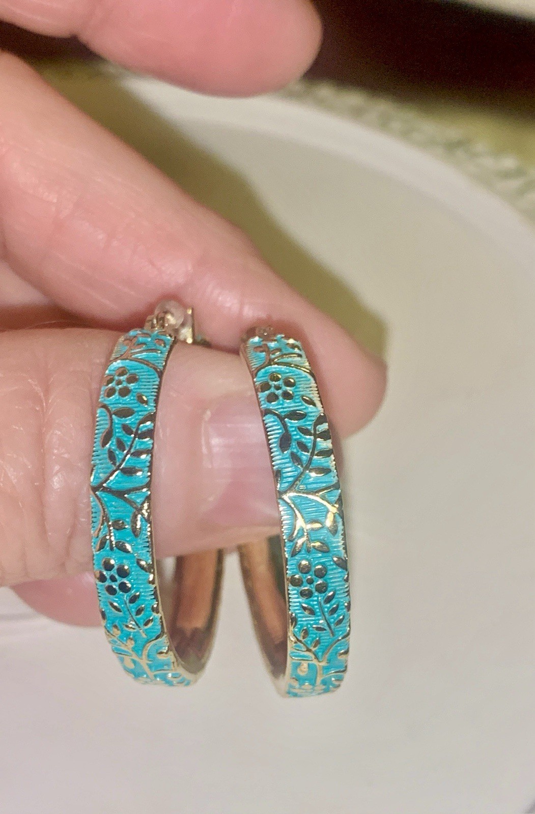 VINTAGE LIZ CLAIBORNE PIERCED SILVER FLOWERS ON LIGHT TEAL HOOP EARRINGS