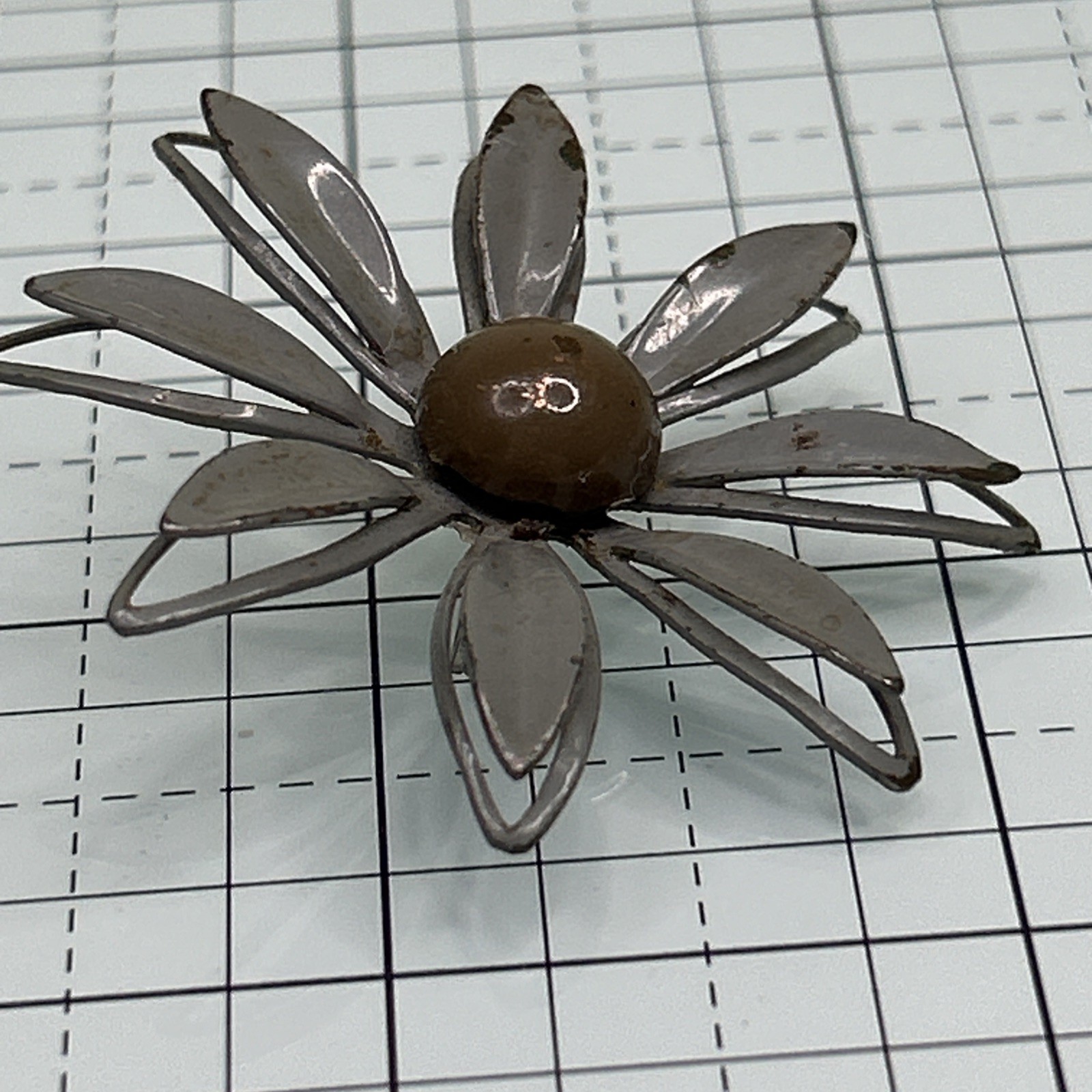 Vintage Retro Hippy Mod 60’s Gray Daisy Metal Flower Pin Brooch