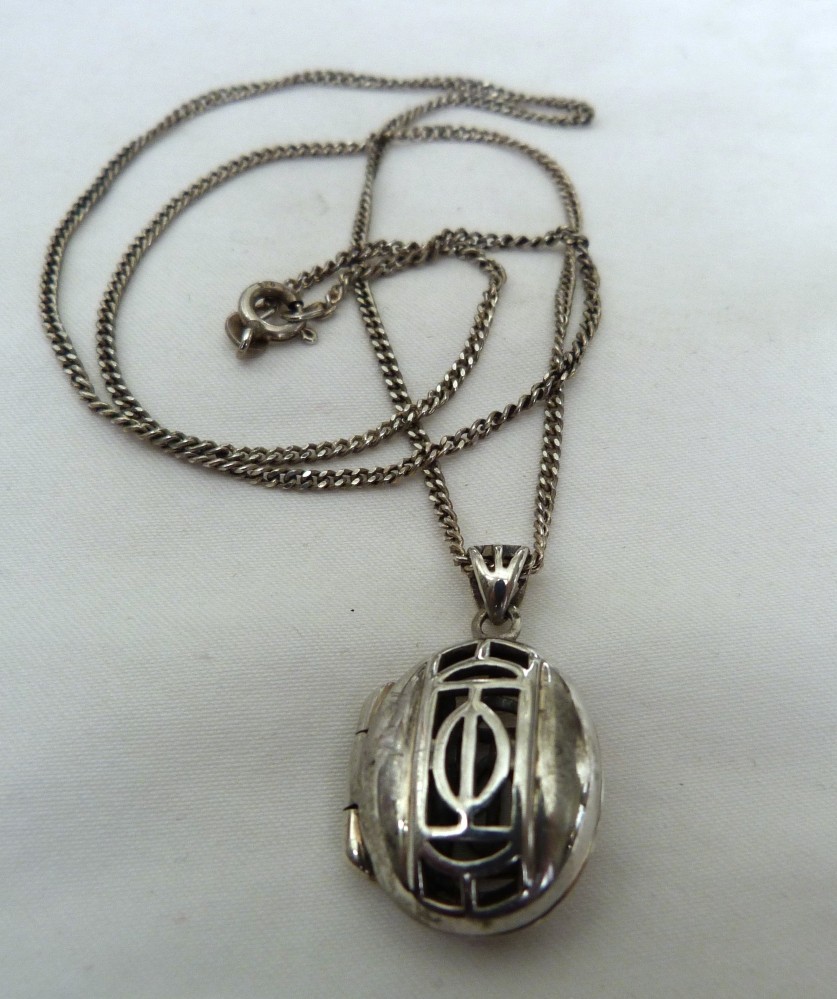 KIT HEATH KH CELTIC DESIGN CUT OUT STERLING SILVER OPENING LOCKET CHAIN NECKLACE