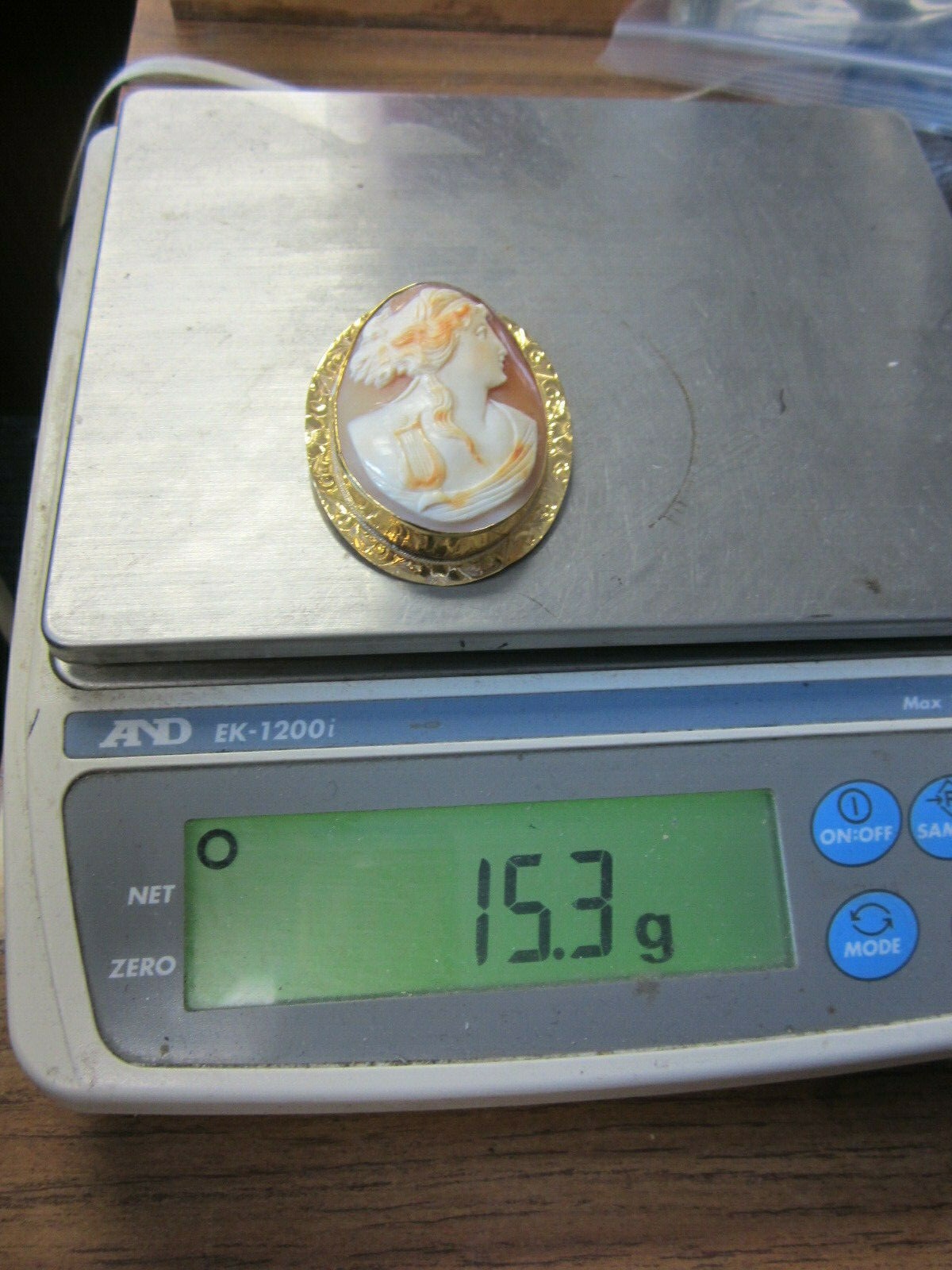 BEAUTIFUL LADIES 10K YELLOW GOLD LARGE ORANGE CREAM CAMEO BROOCH/PIN 15.3G