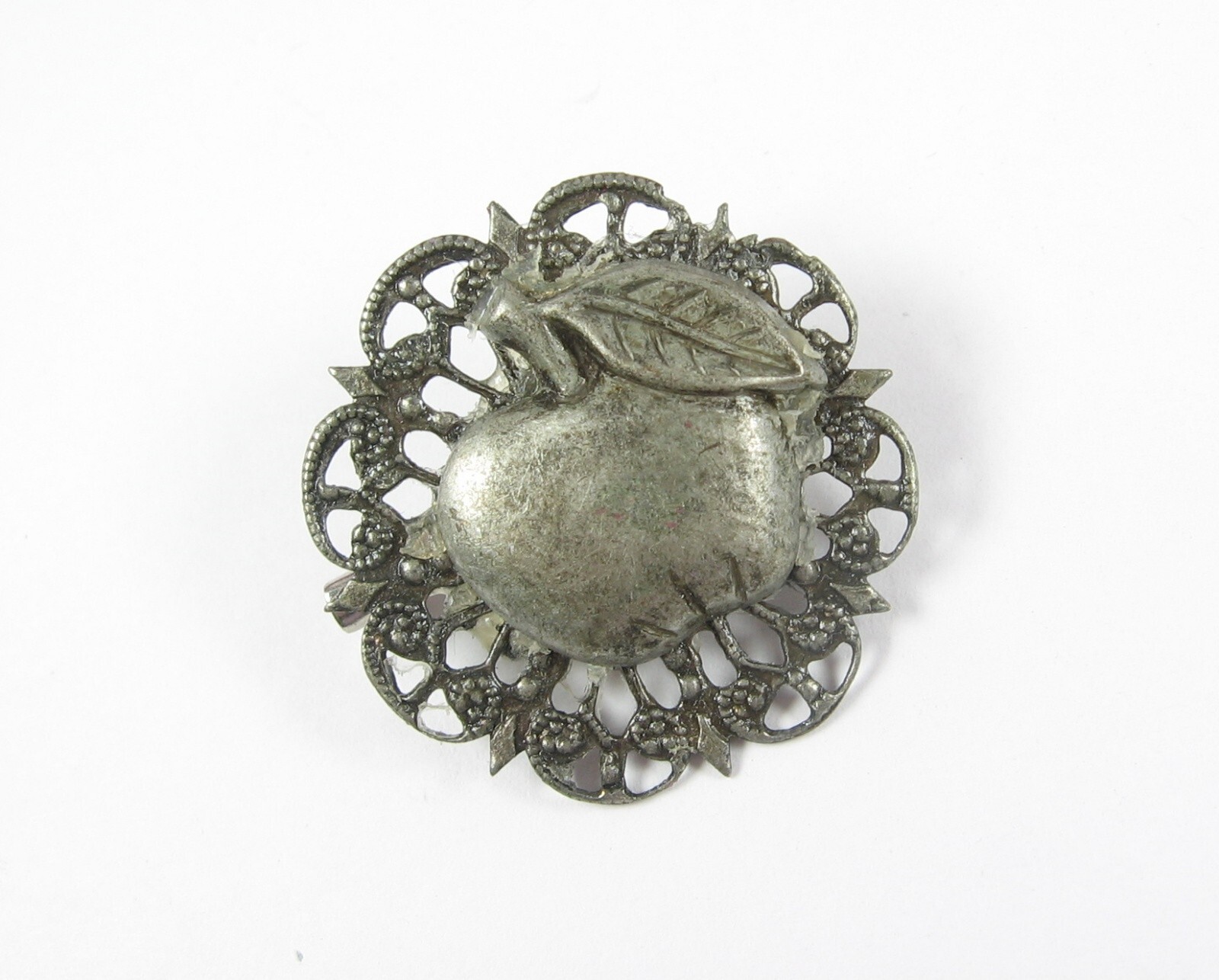 APPLE With Leaf On FILIGREE Brooch Vintage Scatter Pin Silvertone Round 1 1/4″