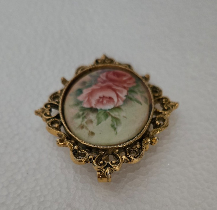 VINTAGE FLORAL BROOCH OR PENDANT WITH GOLD TONE FRAME ~ 2 1/2 INCH