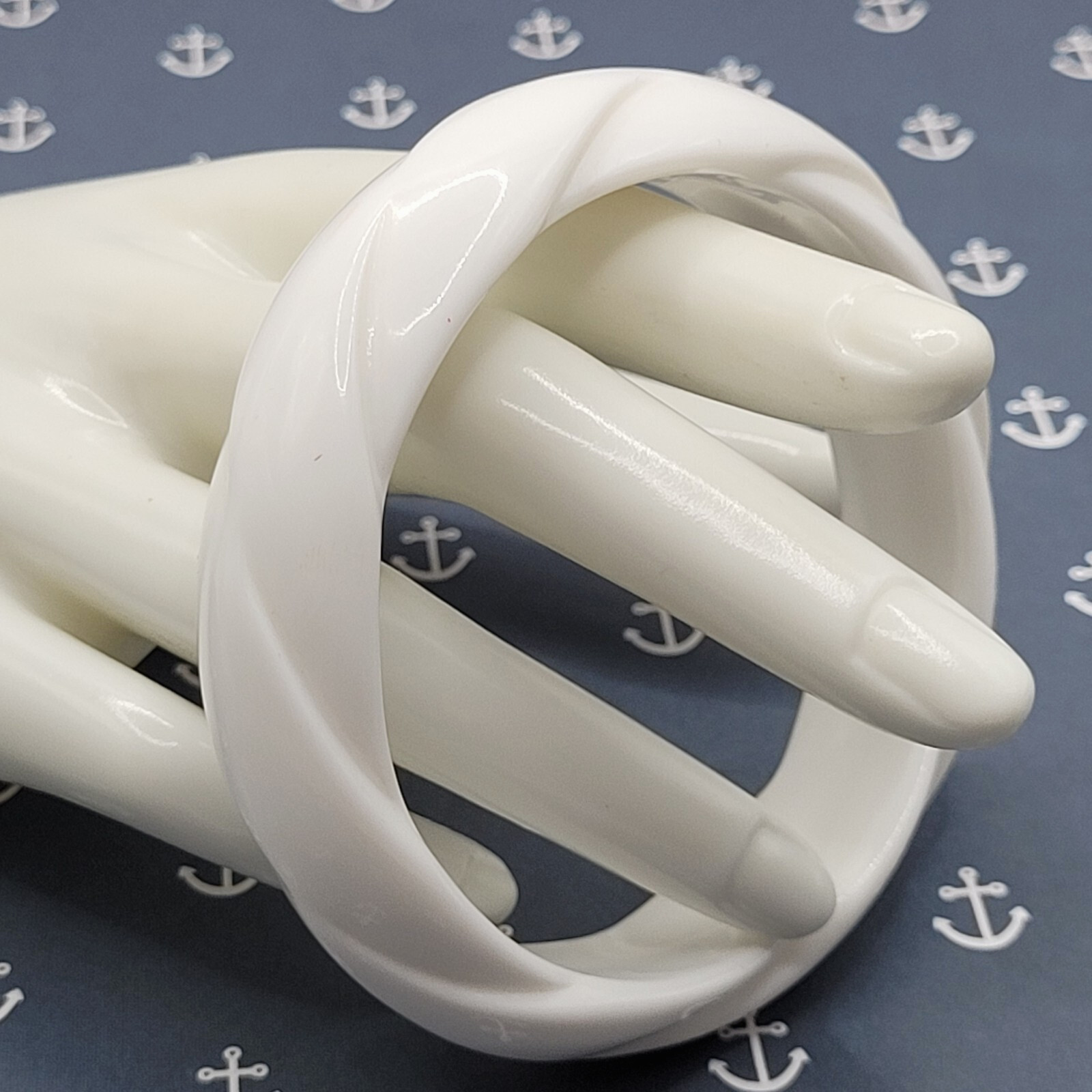 White with Twisted Wrap Design Style Resin Bangle Bracelet Retro Vintage 1980s
