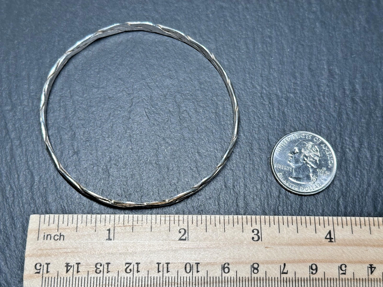 VINTAGE SILVER TONE TWIST BANGLE BRACELET H372