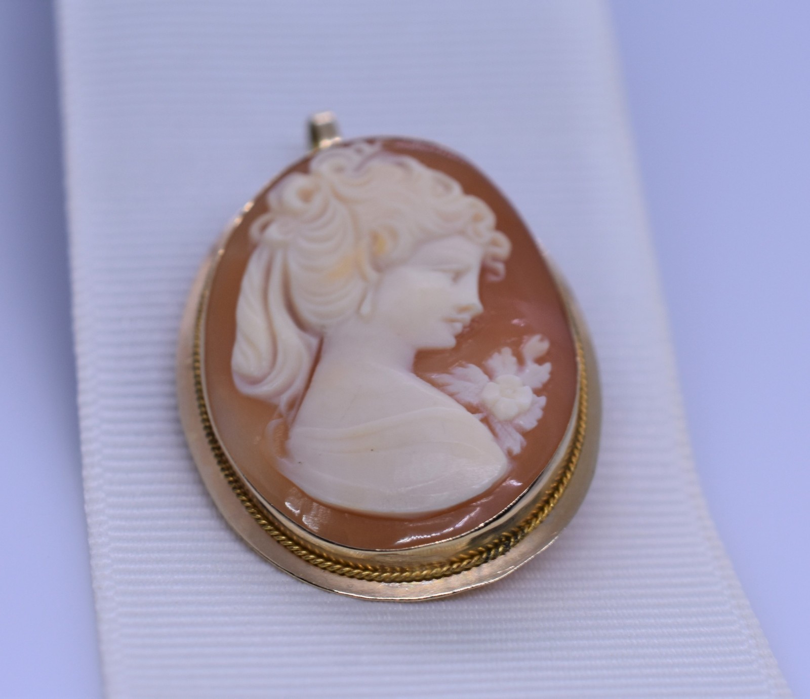 Vintage 14 Karat Yellow Gold Shell Cameo Brooch / Pendant A53
