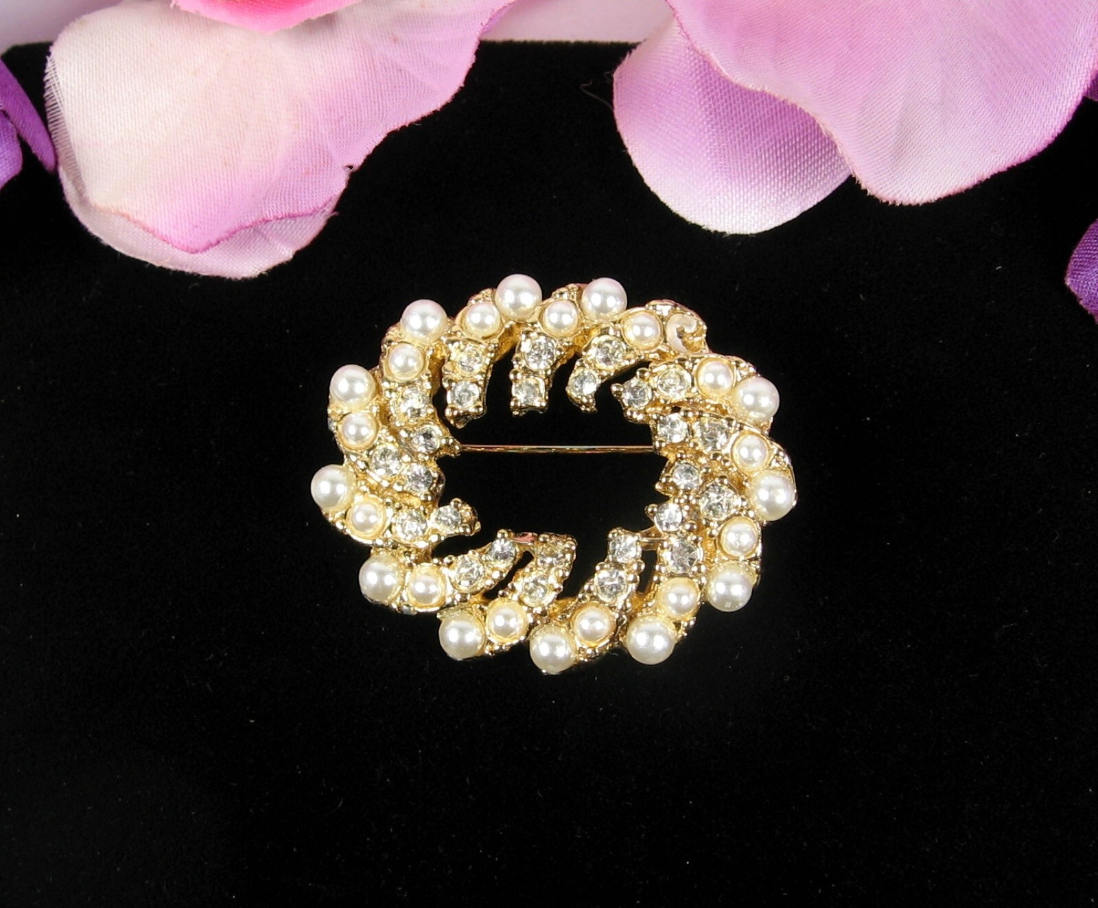Vintage RHINESTONES & FAUX PEARLS Pinwheel PIN Brooch Goldtone Oval W/ Box