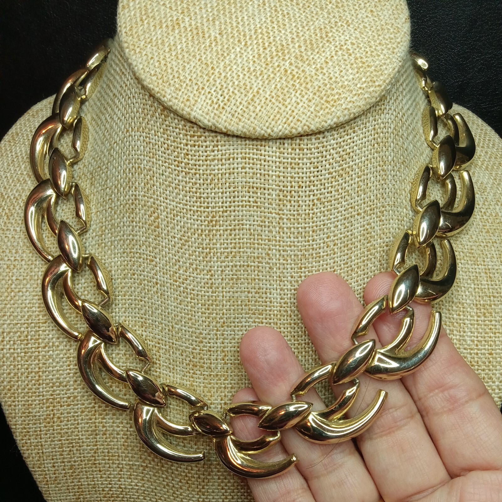 Vintage Jewelry Signed WM Gold Tone Link Necklace. 3709