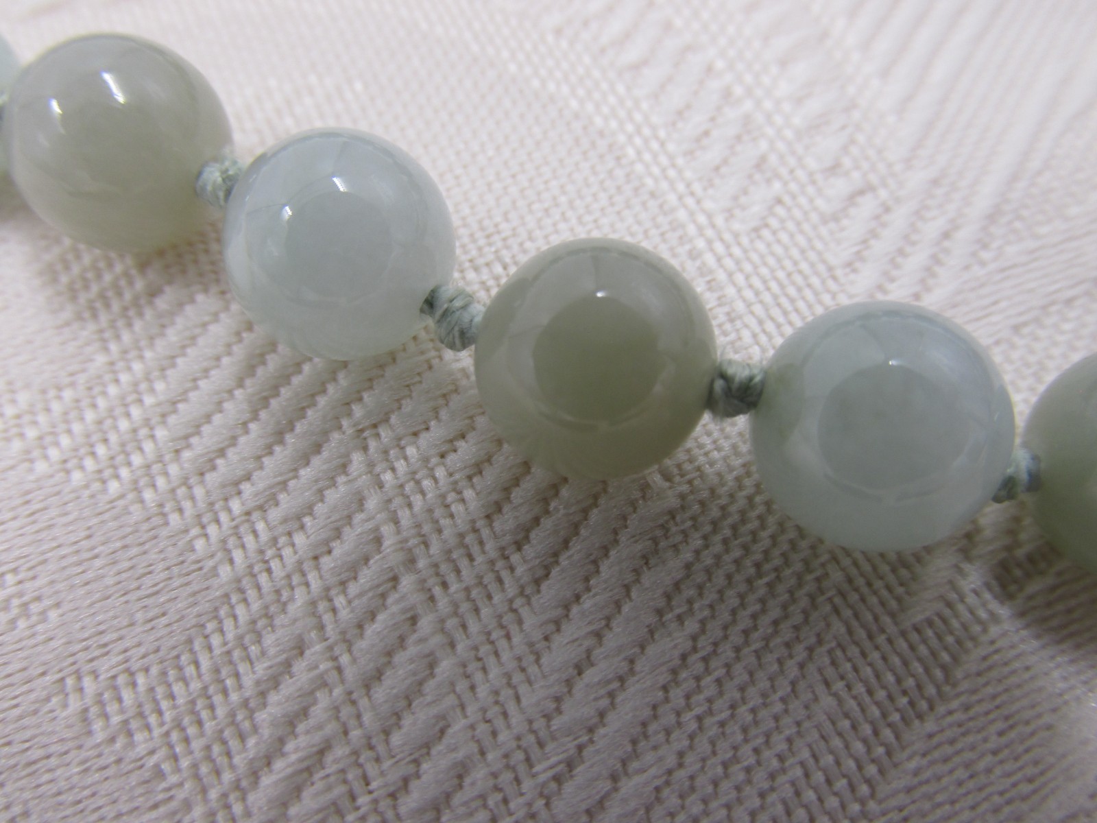 Jade Jadeite Bead Necklace 14K Gold Clasp 22″ Chinese Export Vintage Knotted