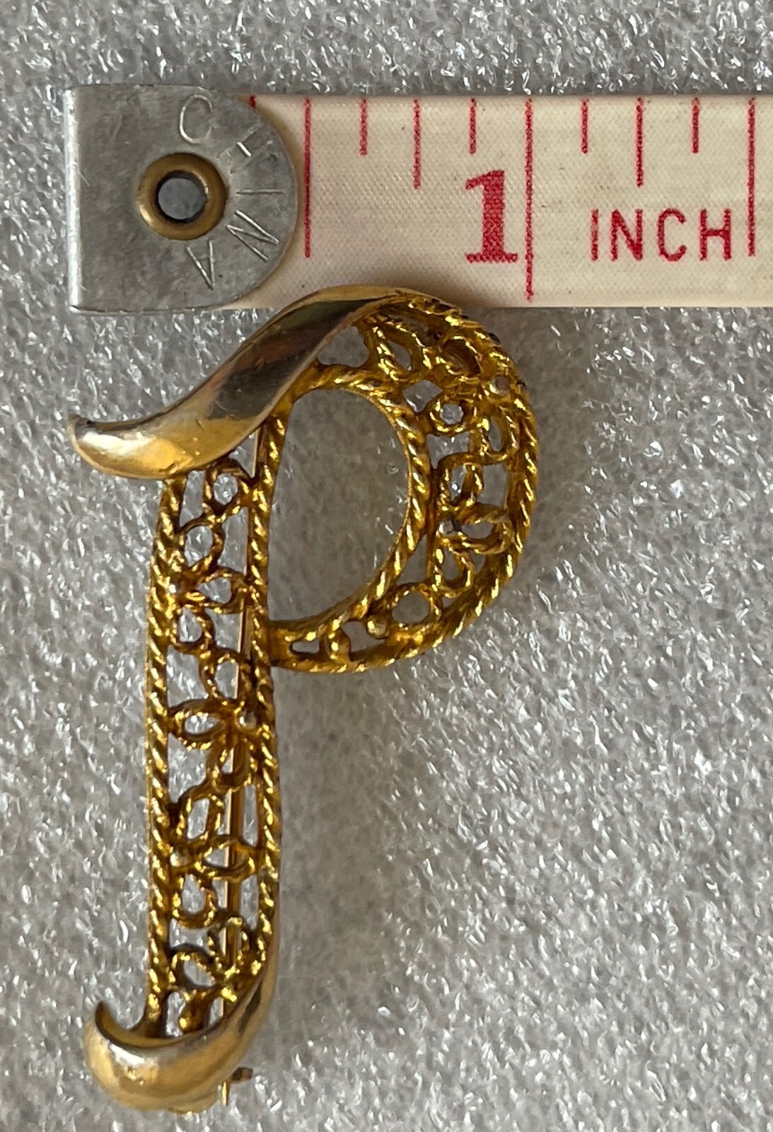 VINTAGE MANSELLE INITIAL LETTER “P” GOLD TONE PIN BROOCH