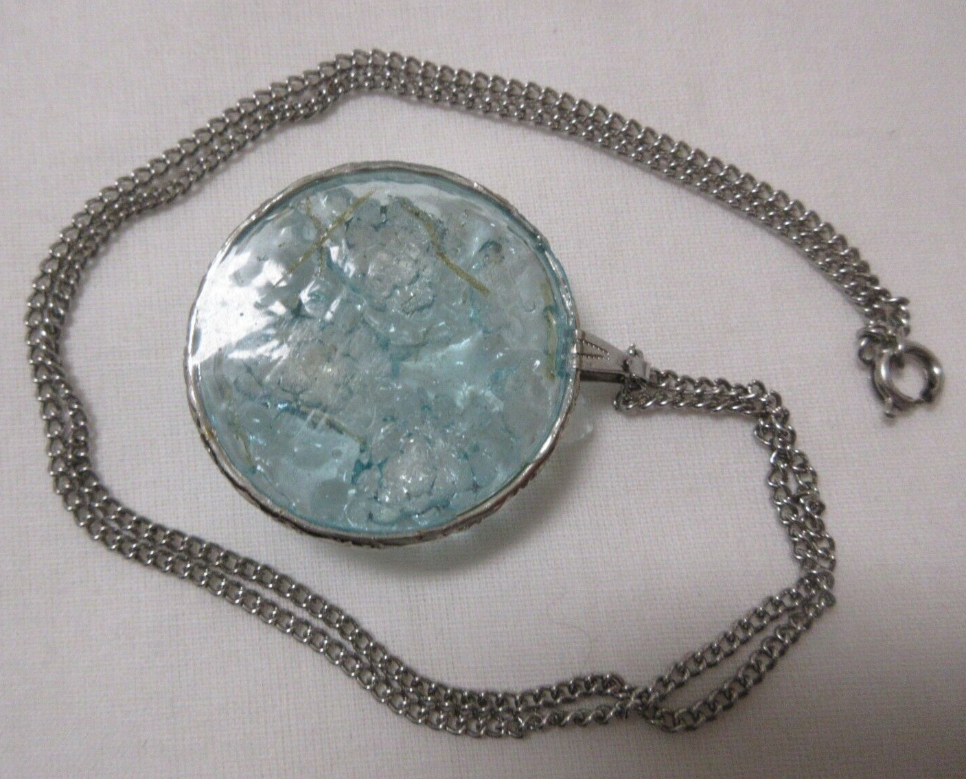 Vintage Silver Tone Tinted Molded Lucite Grape Clusters Pendant Necklace 21″