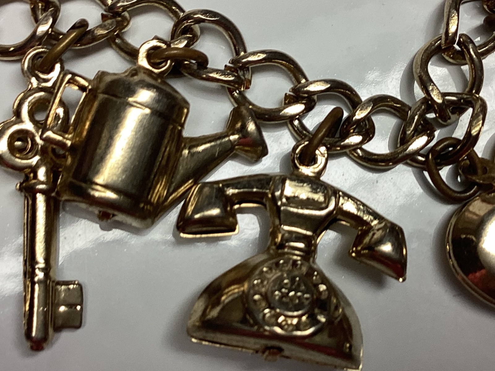 Vintage Goldtone Charm Bracelet 15 Charms 7 inch chain