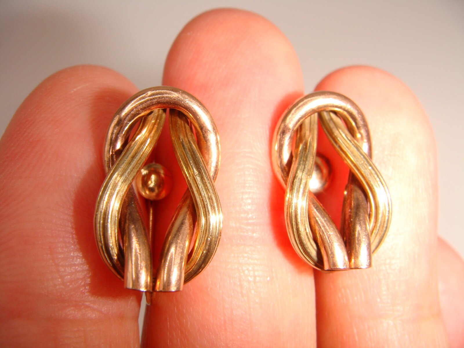 VINTAGE SIGNED CATAMORE 1/20 12K GOLD FILLED DUAL TONE KNOT SCREW BACK EARRING