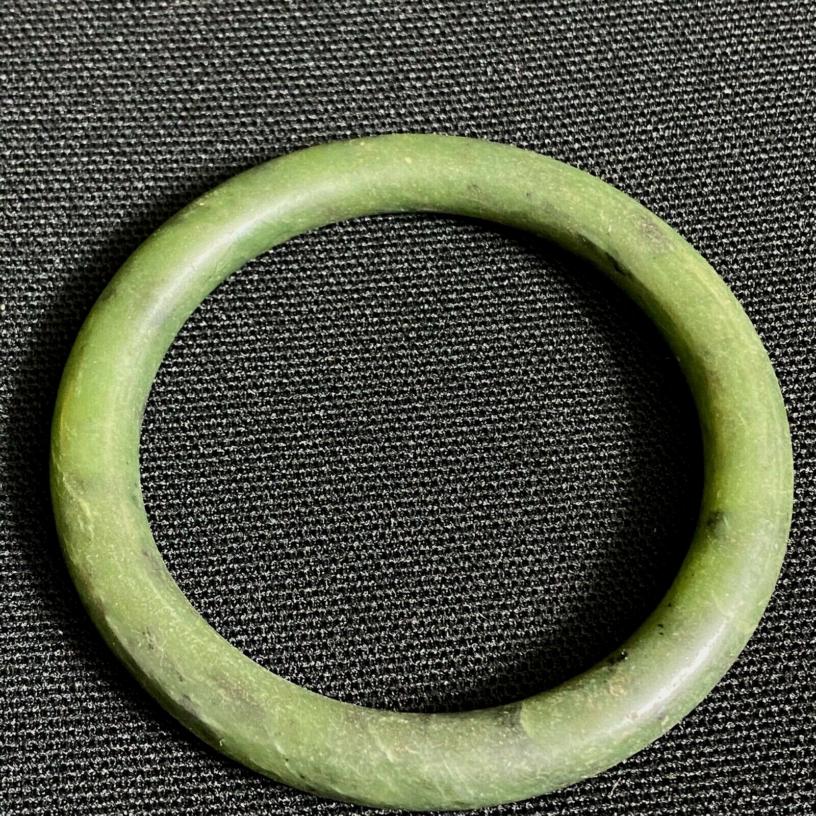 CLASSIC STURDY LOVELY VINTAGE ESTATE GREEN QUARTZ BANGLE BRACELET 7 3/8″ LONG