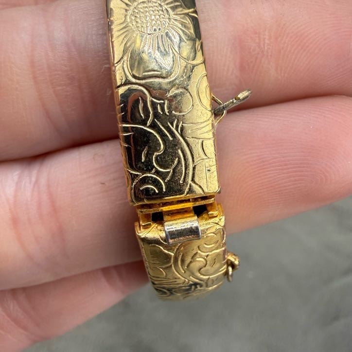 Vintage Bangle Bracelet Gold Tone Embossed Hinged No Safety 6.5”