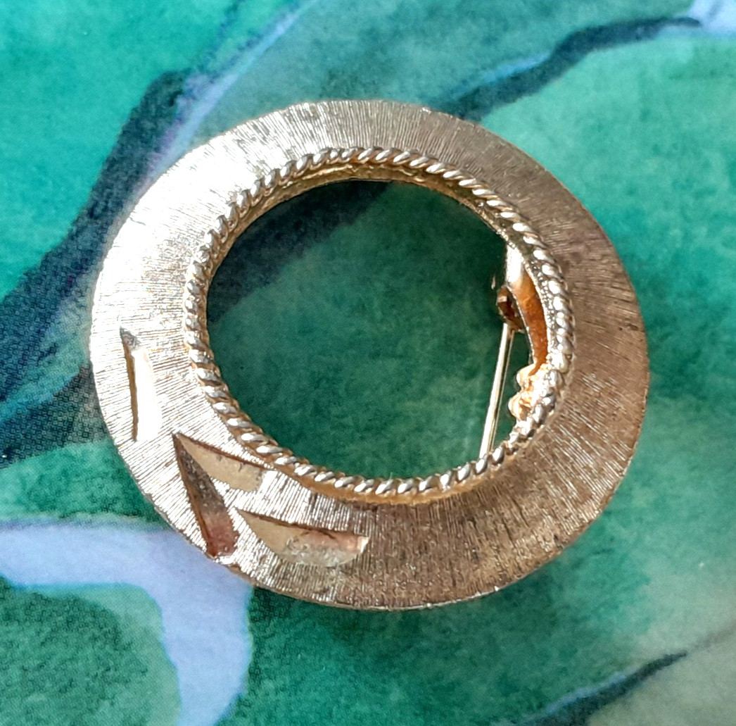 Vintage 1960’s MAMSELLE Signed Gold-Tone Metal 1.25″ Wreath Circle Pin/Brooch