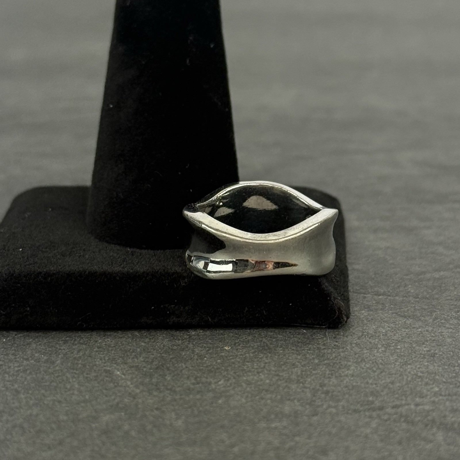 Lia Sophia “Capricious” Silver Tone Shiny Wavy Style Band Ring Size 6