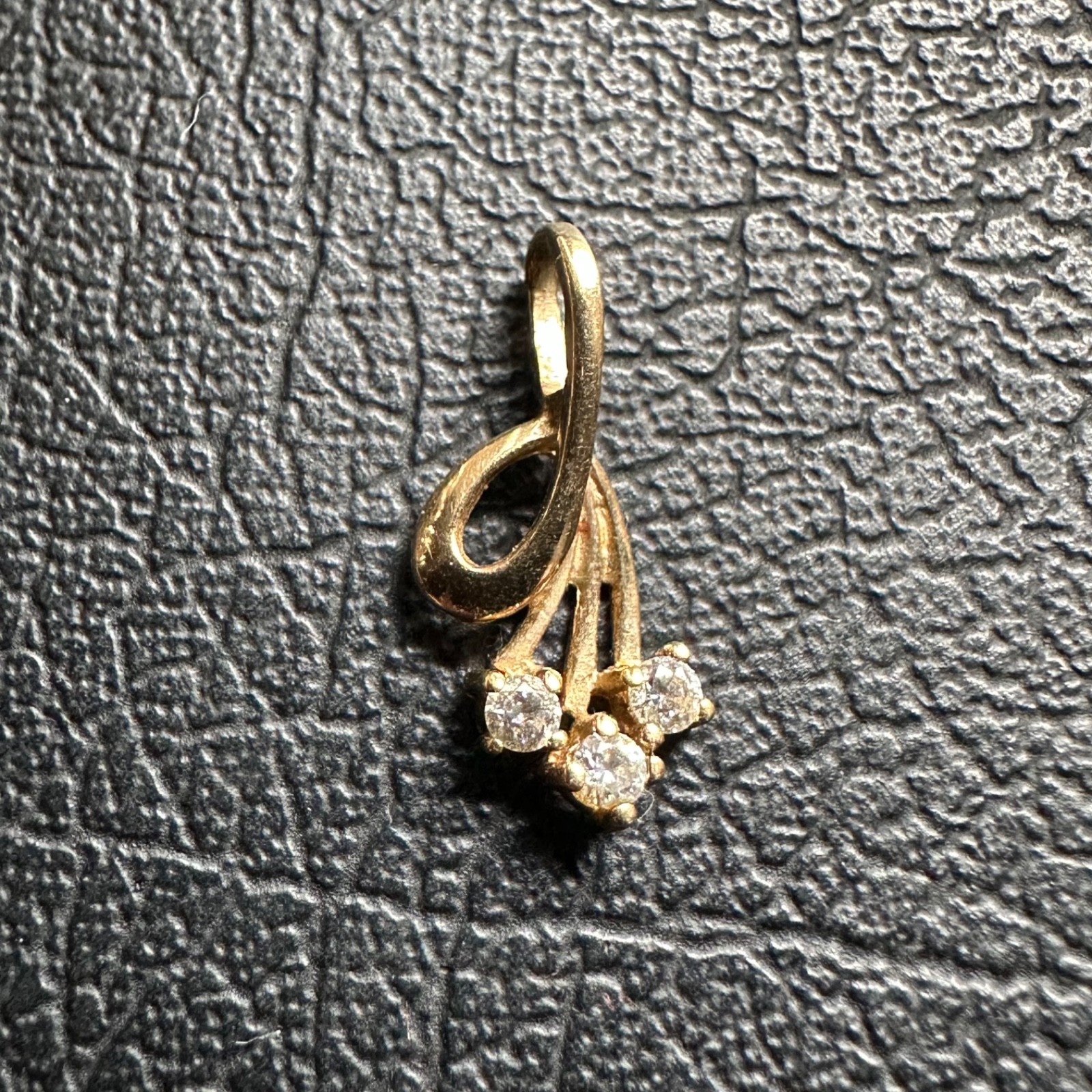 Vintage 9ct 9k carat cubic zirconia Yellow gold pendant 0.71g