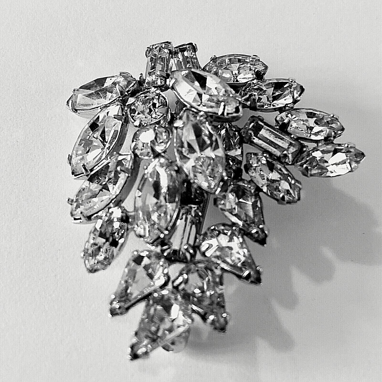 VINTAGE ART DECO SPARKLING FACETED DIFFERENT SHAPES CRYSTALS DESIGNED BROOCH PIN