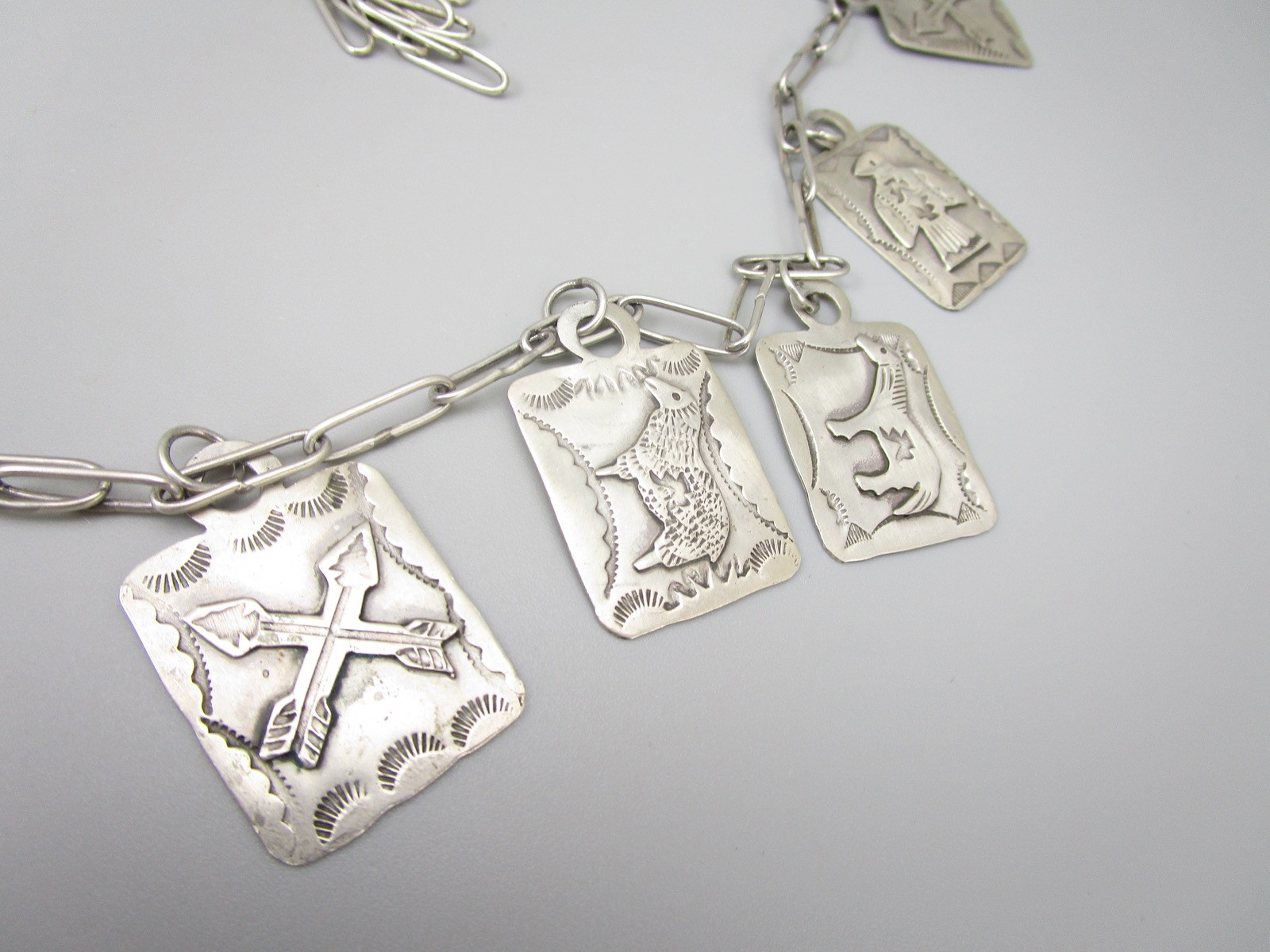 AMAZING 34″ NAVAJO STERLING NECKLACE W/ 15 DOG LUGGAGE TAG DOGTAG CHARMS – 75G