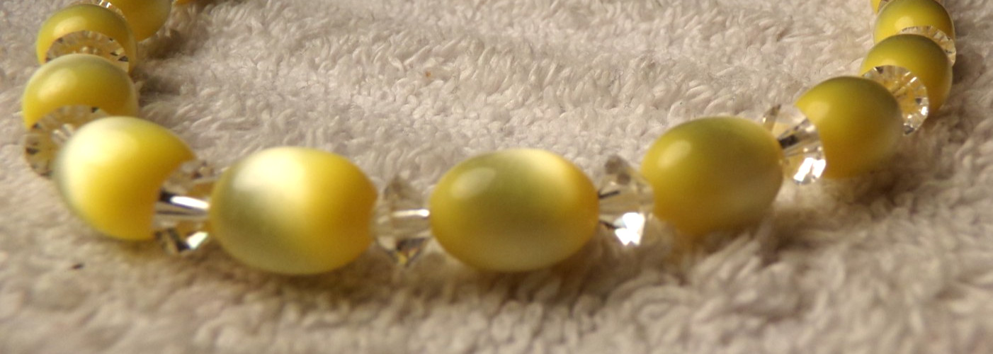 VTG 1940 SOFT YELLOW INTENSE MOONGLOW CATEYE ACRYLIC CRYSTAL CHOKER NECKLACE 16″