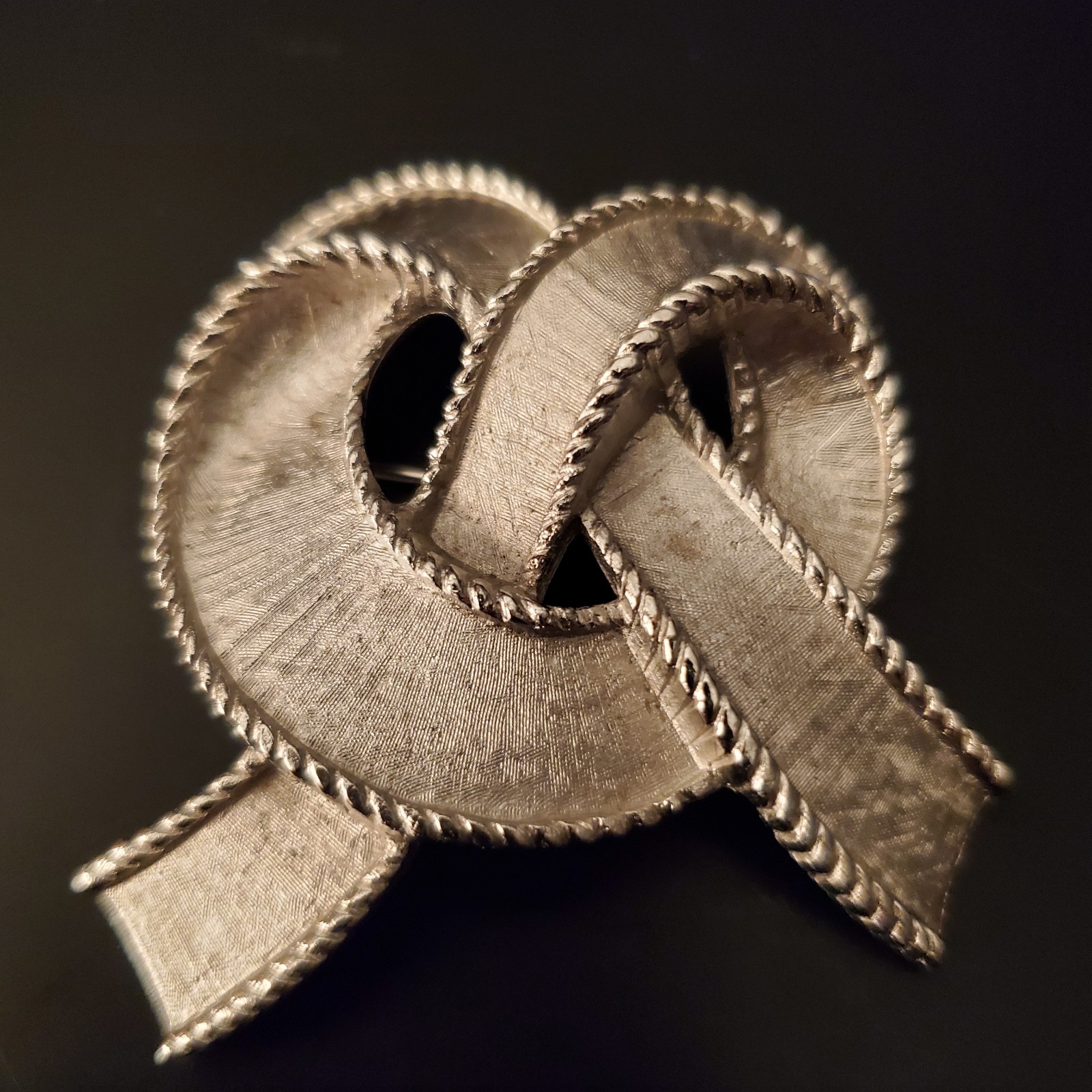 Vtg Crown Trifari 1960’s Brushed Silver Tone Ribbon Pretzel Bow 2 ” Brooch Pin