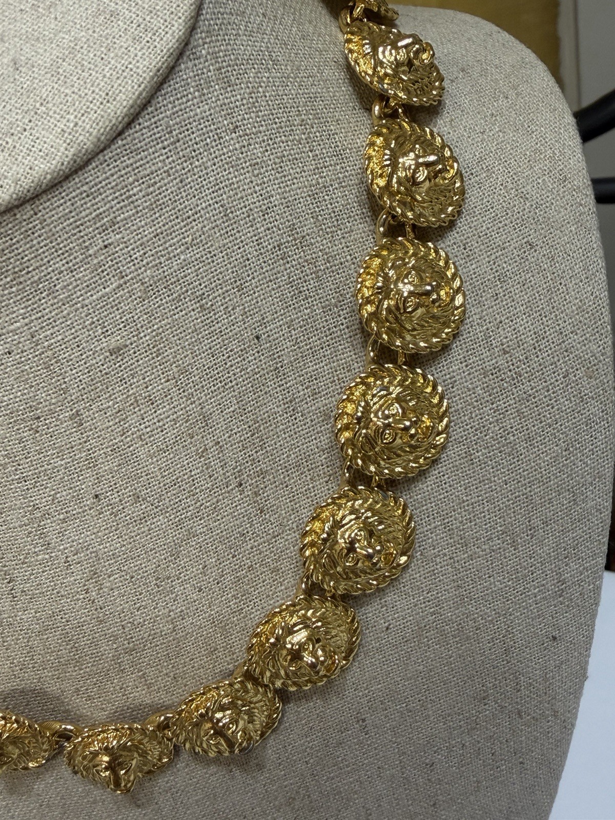 VTG AUTH ANNE KLEIN GOLD LION HEADS HEAVY CHAIN TOGGLE CLOSURE NECKLACE