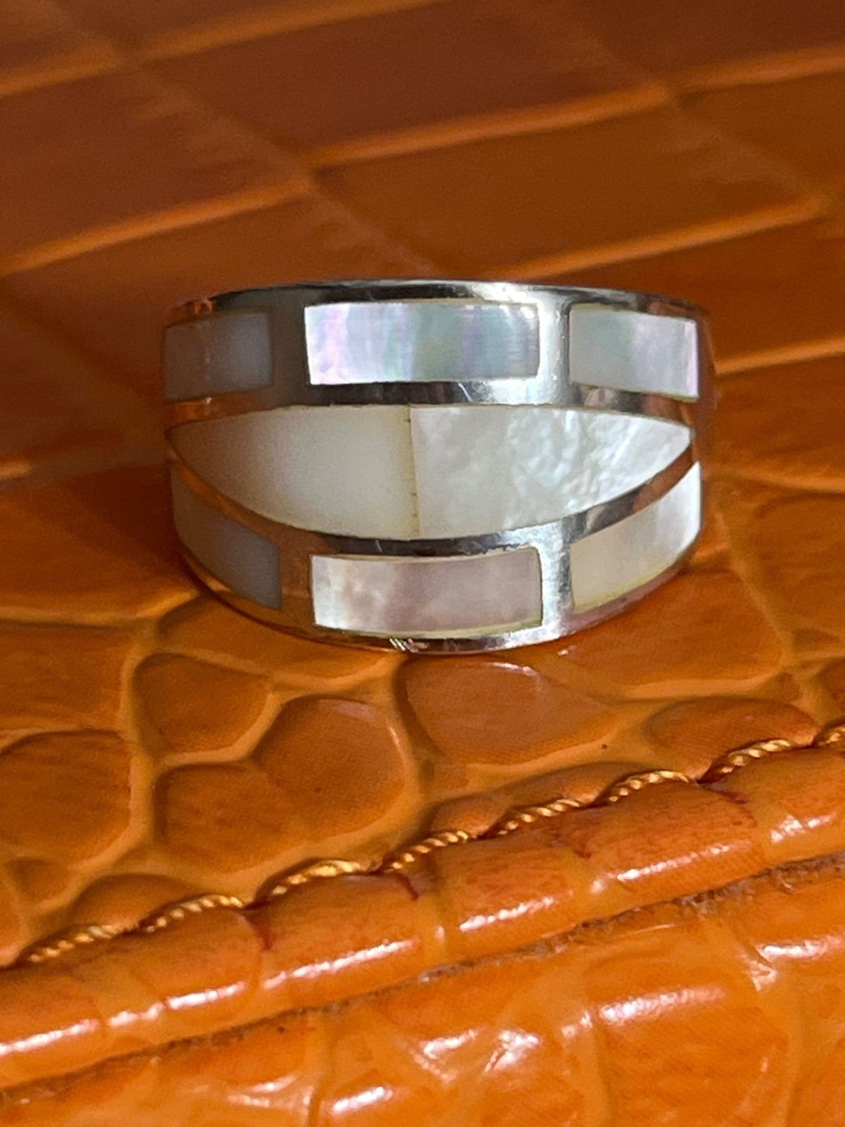 925 sterling silver ring featuring a mother of pearl shell inlay