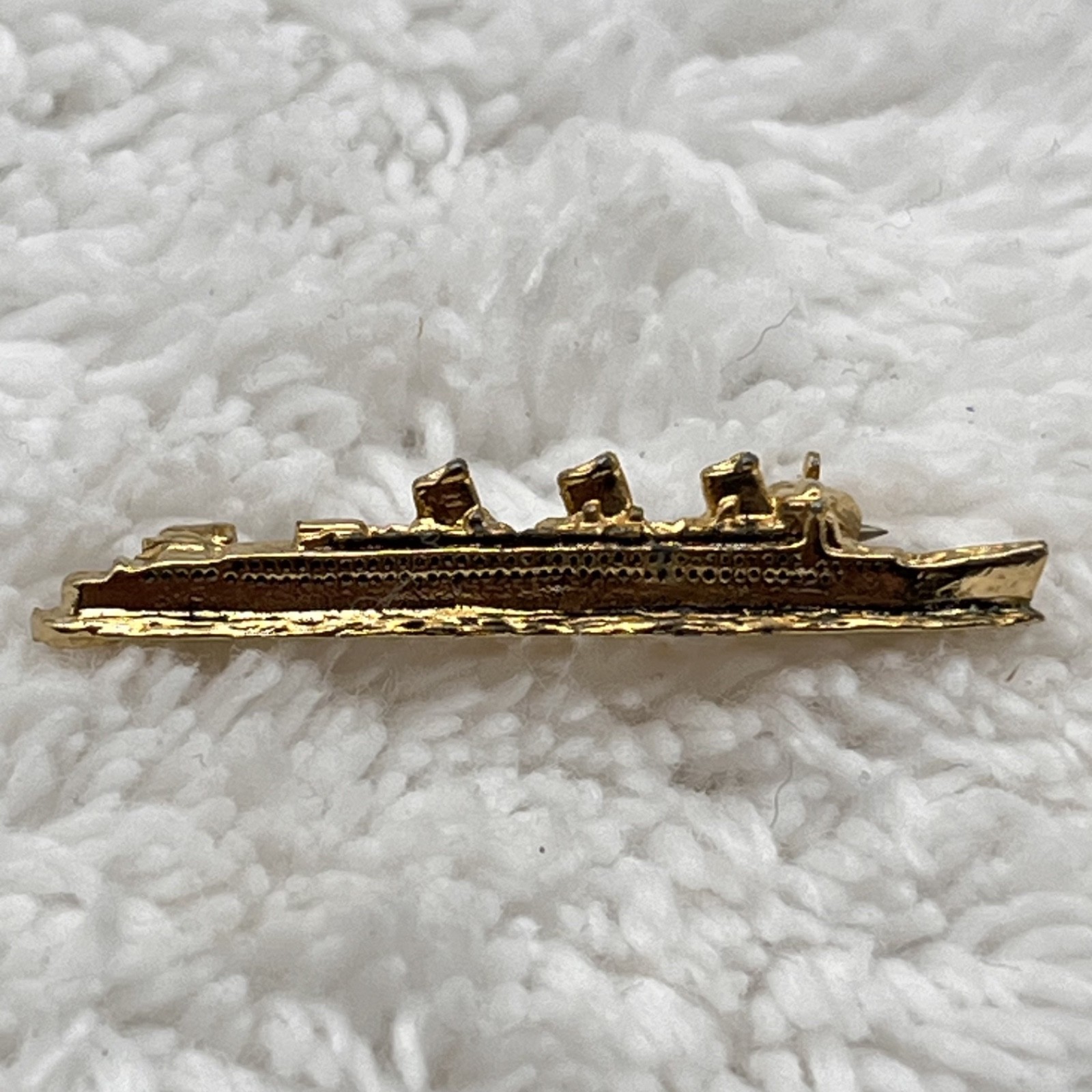 Vintage Queen Mary Ship Brooch Long Beach California Souvenir Pin 1.25″