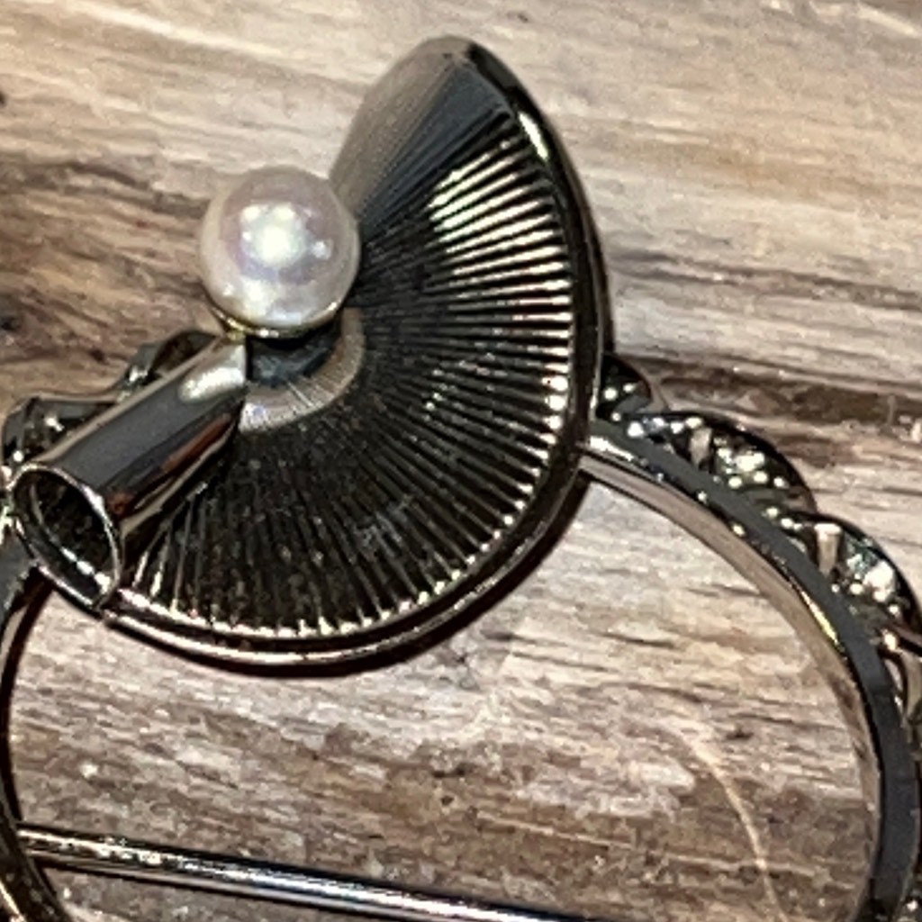 1950’s Fan Fair Circle Silver Tone Brooch Vintage Faux Pearl