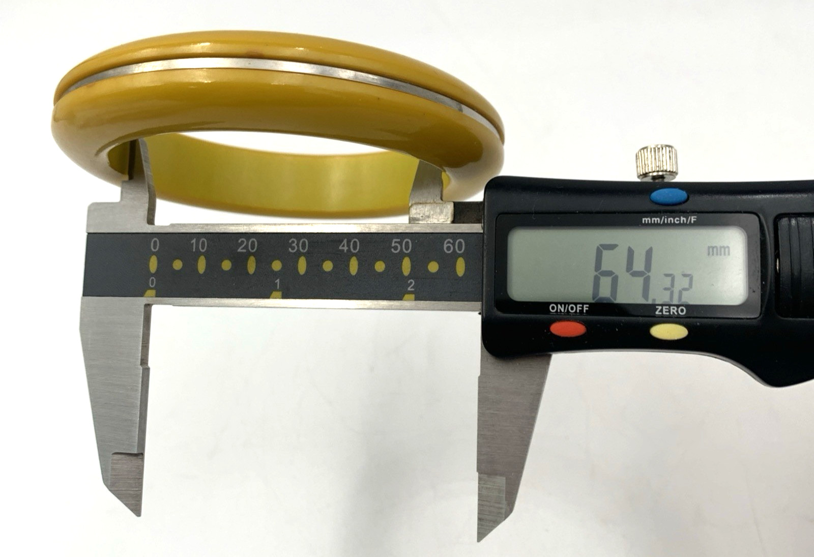 VTG 15.6 mm Wide BAKELITE 8″ Round Bangle Bracelet Mustard Yellow Metal Accent