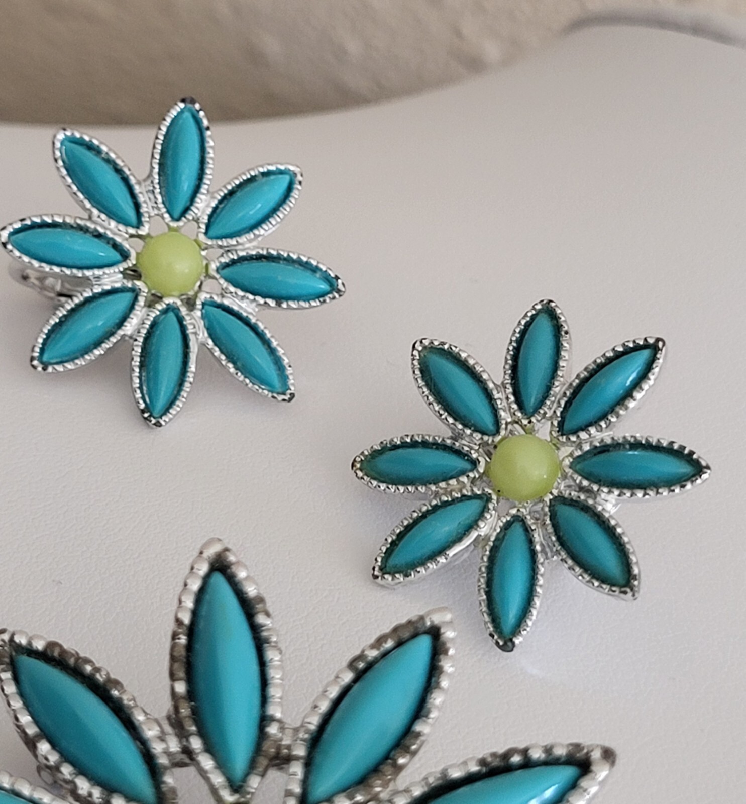 Vtg Sarah Coventry 1971 “DAISY TIME” Silver Tone Brooch Pin Clip-on Earrings Set