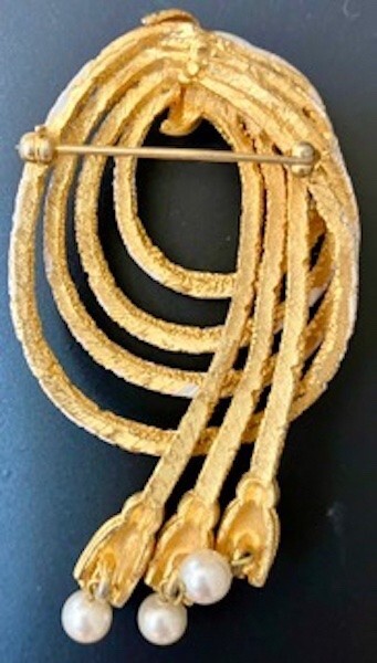 Rare Vintage Ivory and Gold Mesh Western Brooch With Faux Pearls. Circa 1940’s