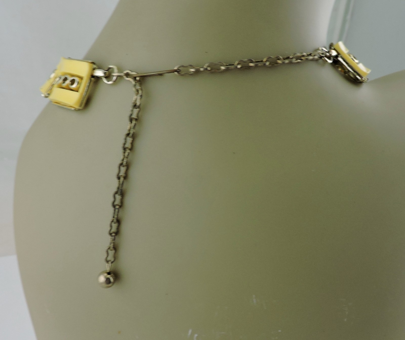 VINTAGE GOLD TONE & YELLOW PLASTIC RETRO PANEL ART DECO NECKLACE CHOCKER