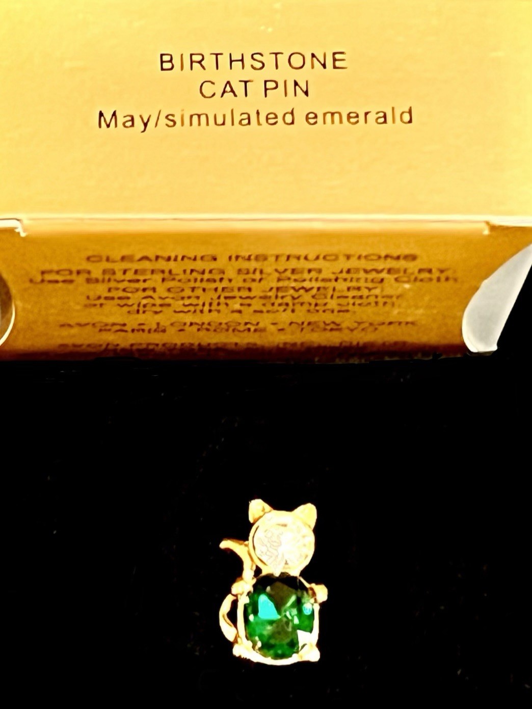 1999 Avon BIRTHSTONE CAT PIN MAY Simulated EMERALD Vintage NOS