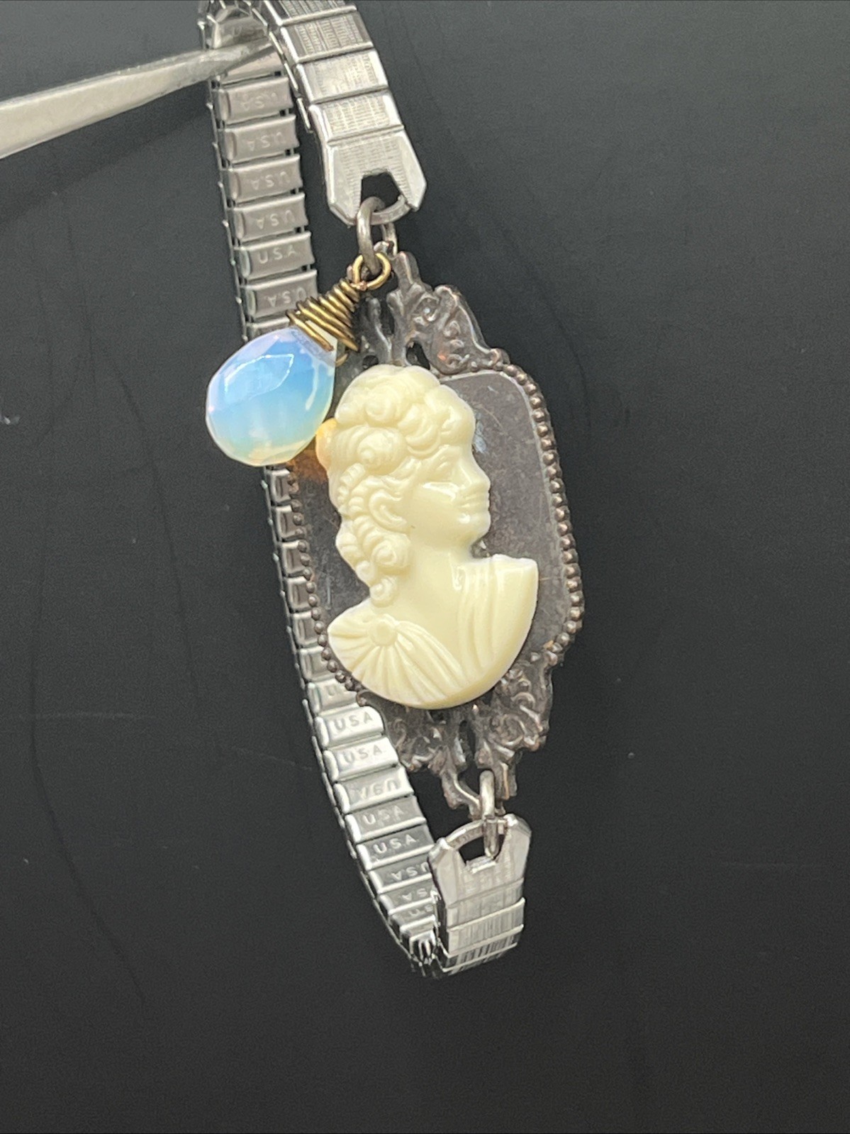 VTG. Cameo & Opalescent Bead OOAK Stretch Band Silver & Brass Tone Bracelet USA