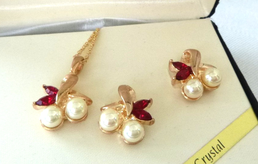 Elegant ROMAN Vintage 18″ Necklace 3/4″ Earrings Set Red Crystals Sim Pearls