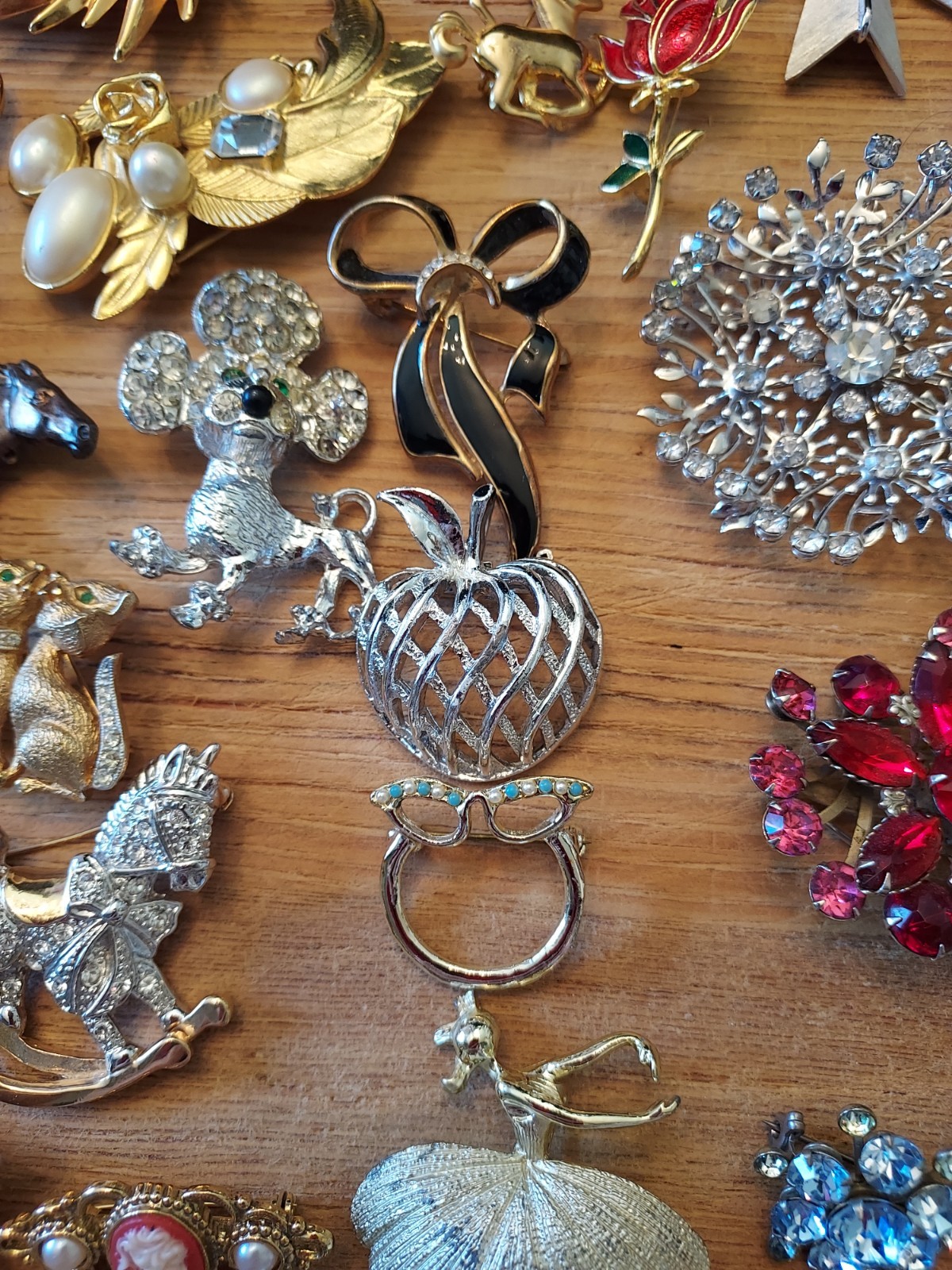 Huge Lot Of Vintage Booch/ Pins Trifari Lisner Roman Jj Avon Gerrys Rafaelian