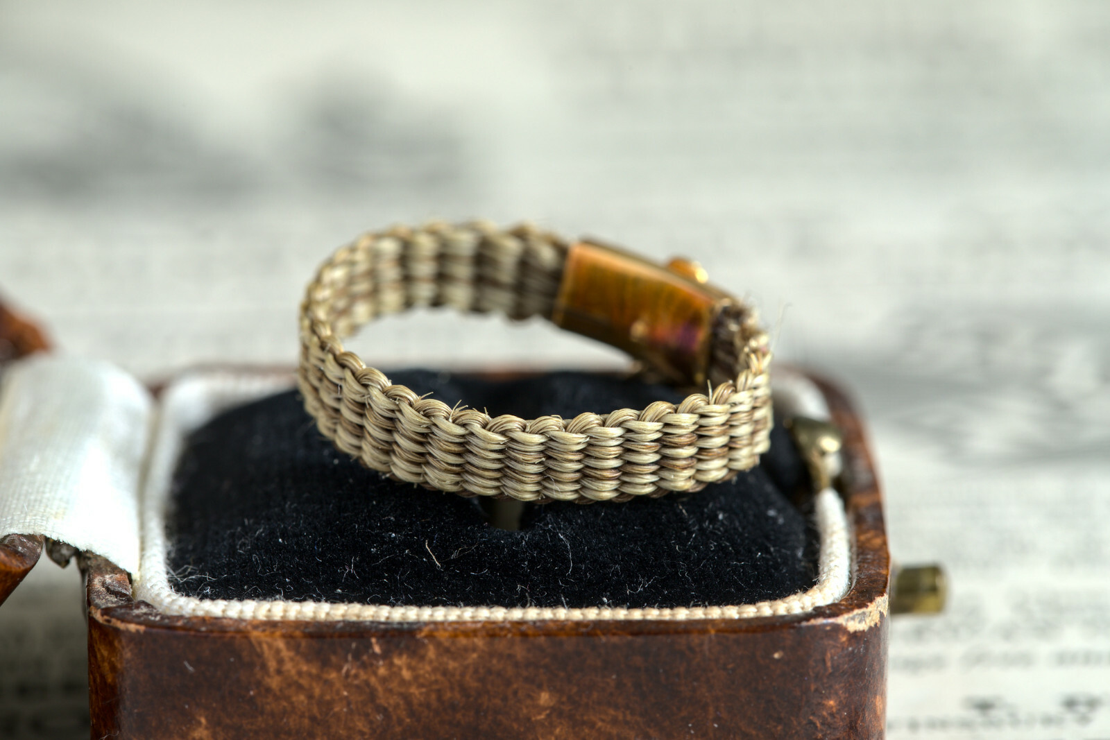 ANTIQUE VICTORIAN ENGLISH 15K GOLD HAIR MOURNING RING w/ TINY HEART CHARM c1850