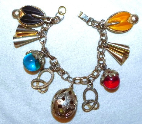 Vintage Gold Tone Bauble 7.5″ Charm Bracelet Red Blue Glass Ball Beads