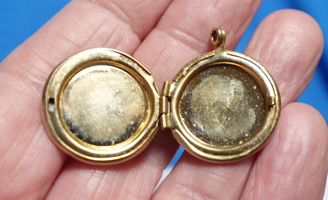 GOLD FILLED VINTAGE ROUND LOCKET GETTYSBURG PA ENAMEL 20 MM 4.8 GRAMS J-709