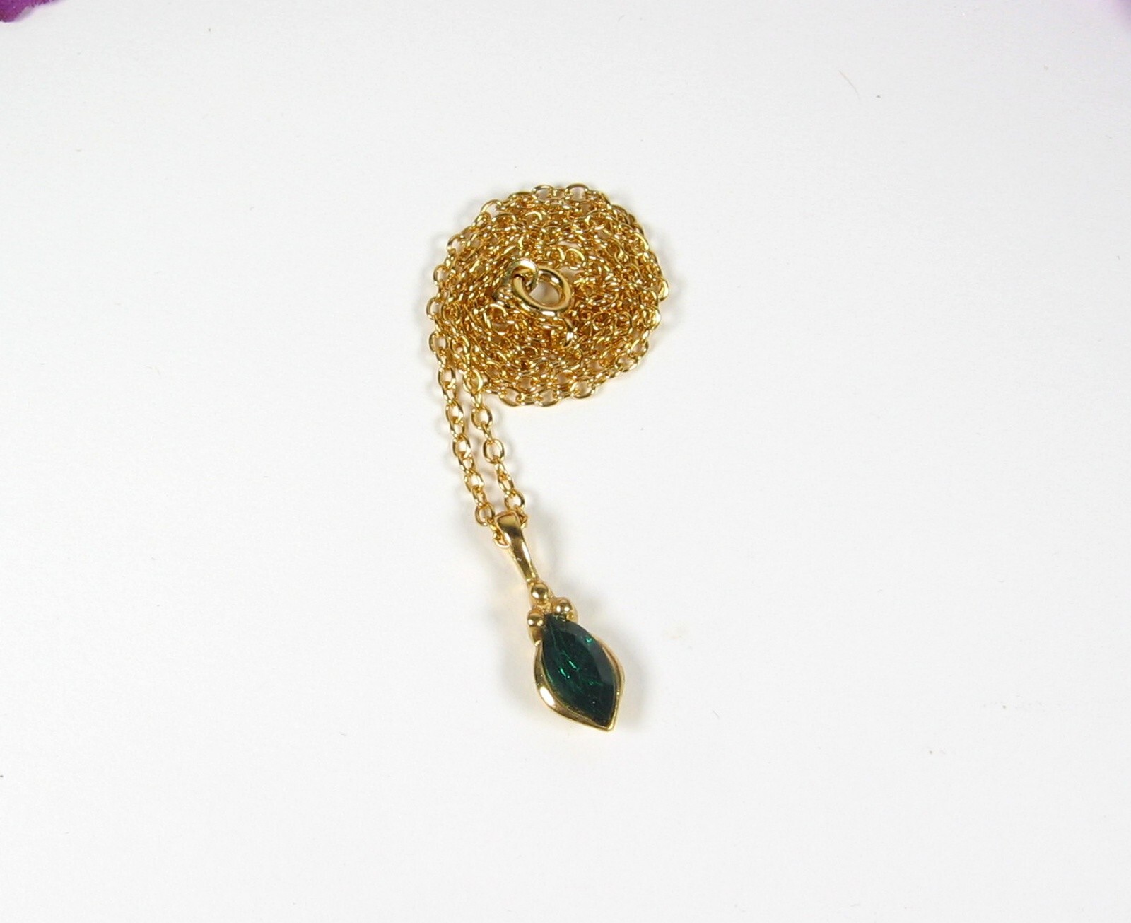 DEEP DARK GREEN MARQUISE RHINESTONE Pendant Vintage NECKLACE Goldtone Chain 16″